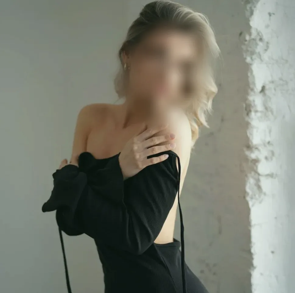 Ellie, 25